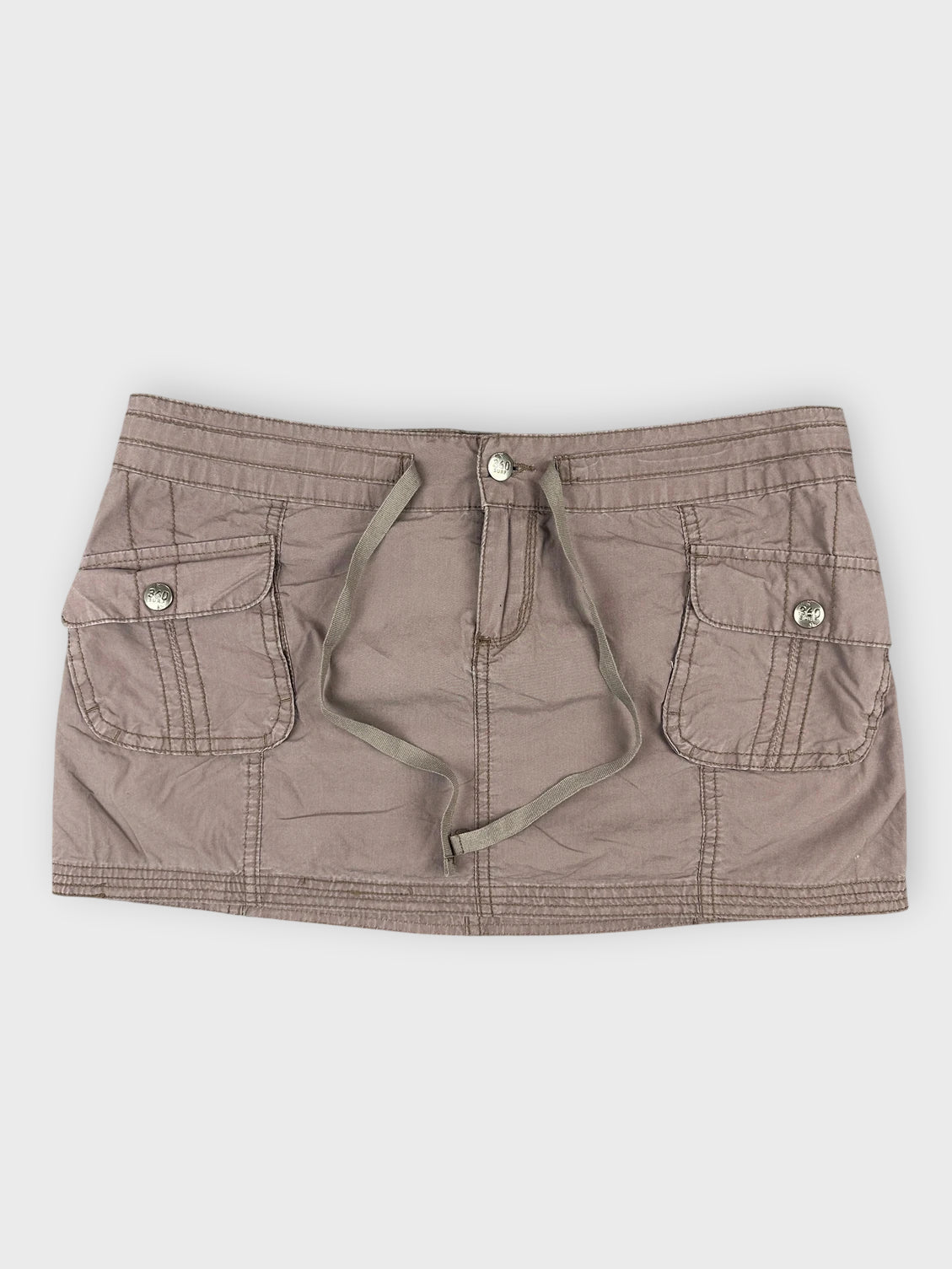Chic mini skirt in brown with front view and front pockets.