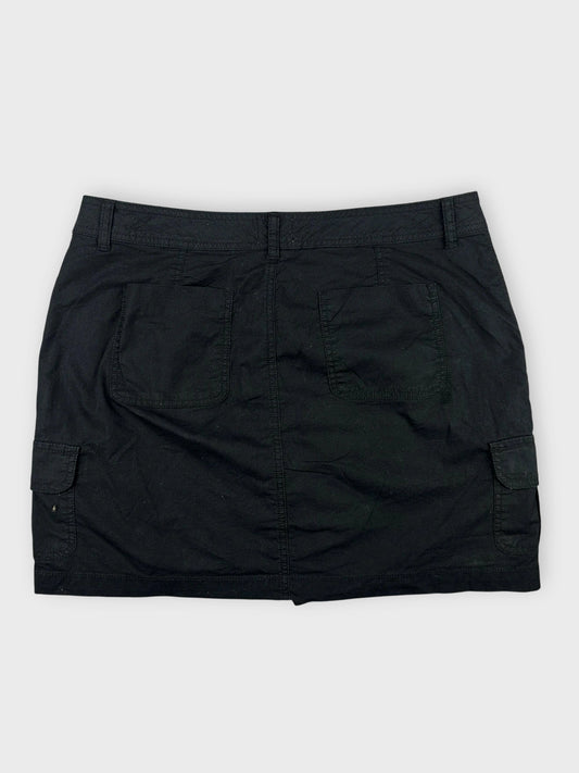 Back view of black mini cargo shorts featuring two pockets.