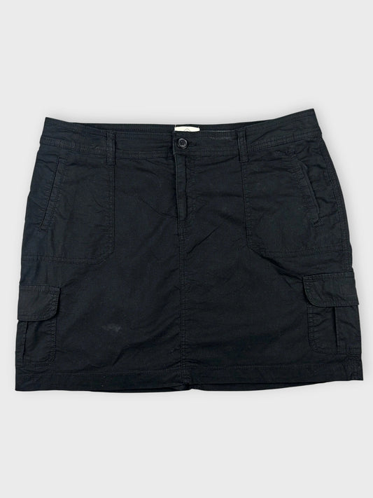 Front view of black mini cargo shorts featuring side pockets.