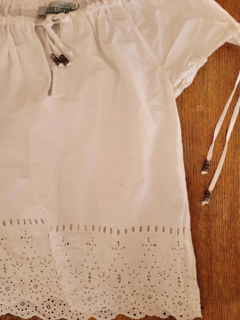 Short-sleeved blouse