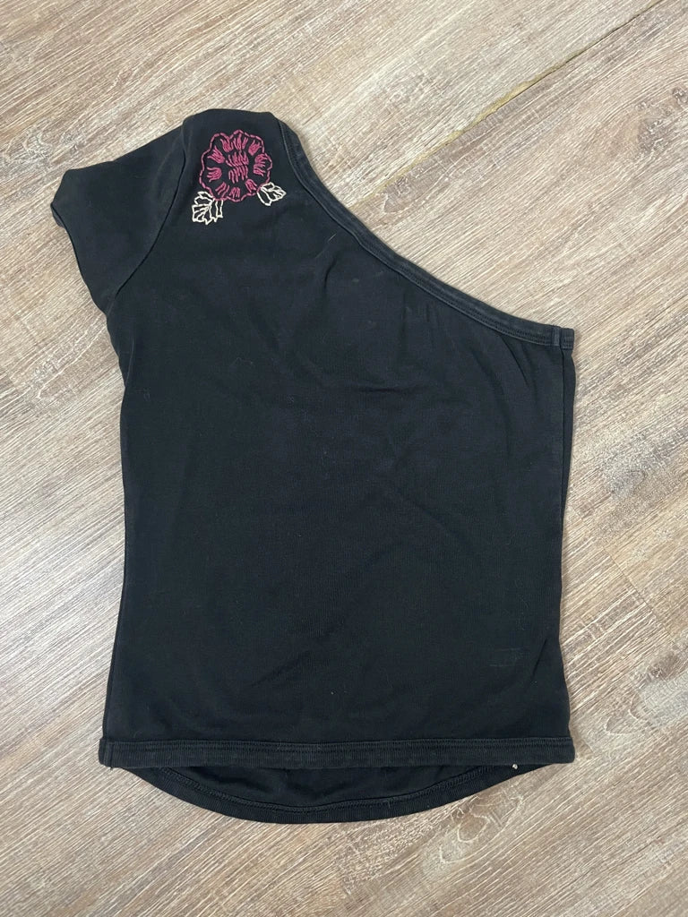 One-shoulder shirt