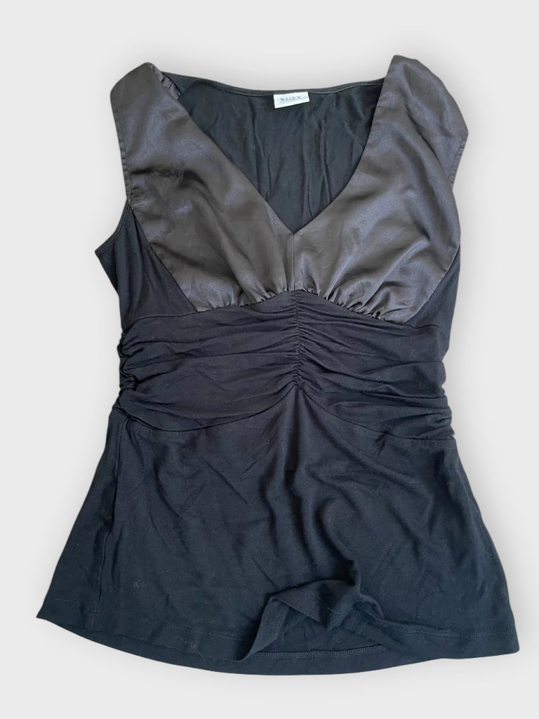 detail view, Suzy night flow – deep v black tank, vintage Y2K second hand piece