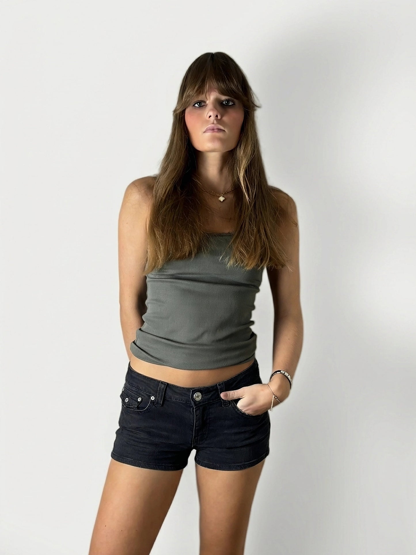 Women denim shorts, black color, with front view detail of buttons.